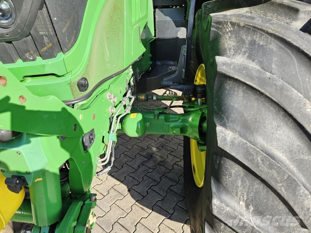 John Deere TRAKTOR 6215R Agricultura - Otros