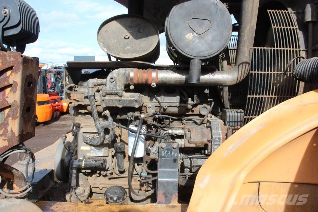 CASE 821 E لوادر بعجل