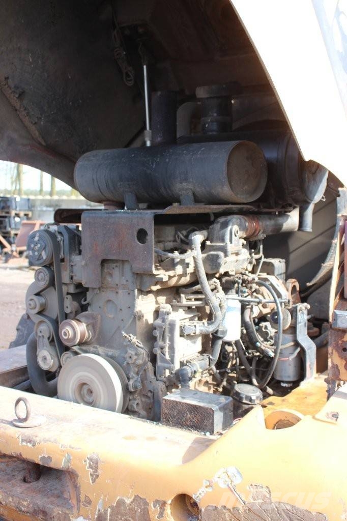 CASE 821 E لوادر بعجل