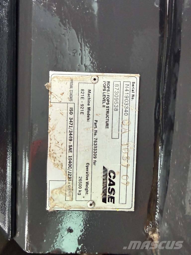 CASE 821 E لوادر بعجل