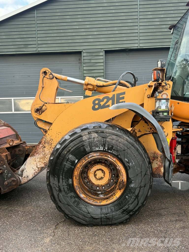 CASE 821 E لوادر بعجل