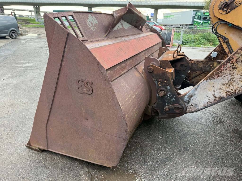 CASE 821 E لوادر بعجل