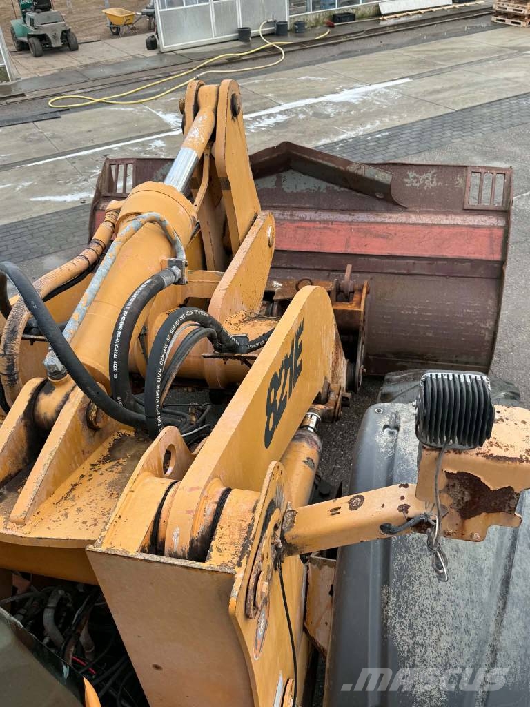 CASE 821 E لوادر بعجل