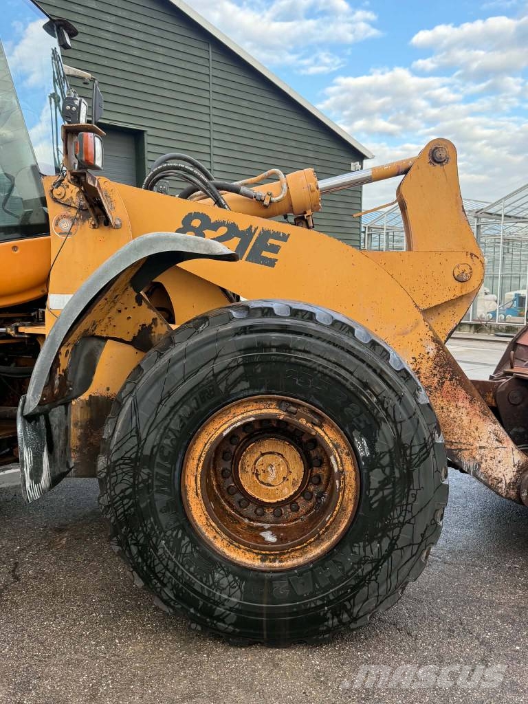 CASE 821 E لوادر بعجل