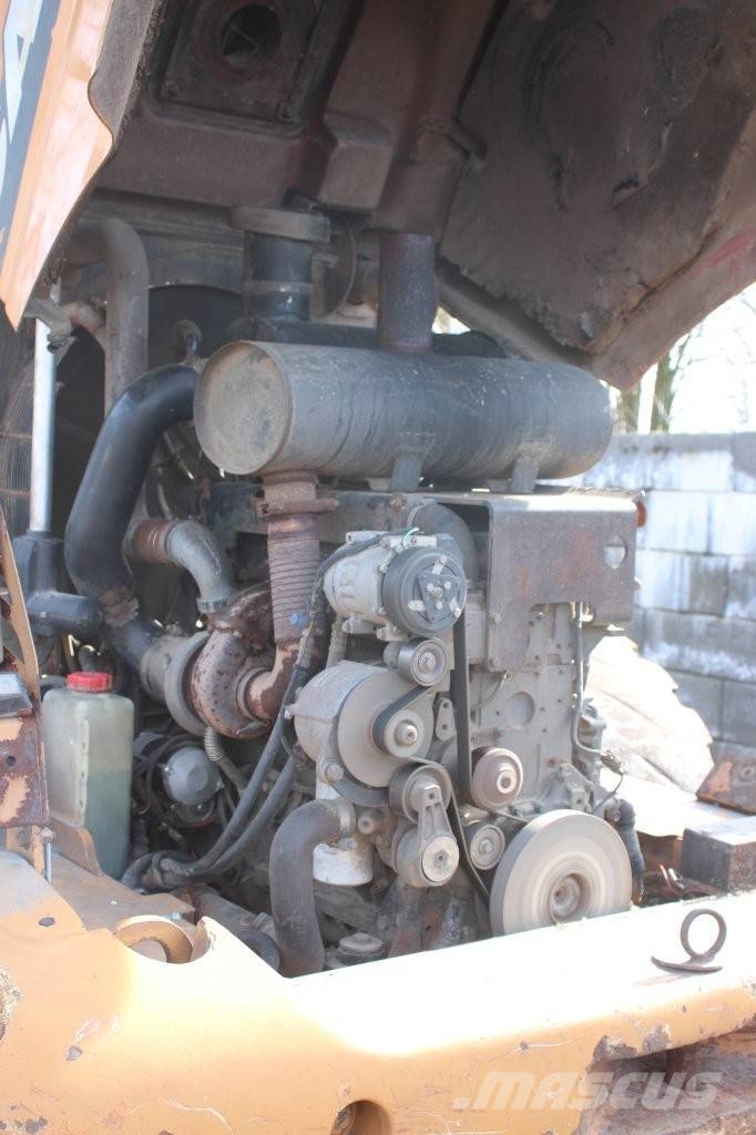 CASE 821 E لوادر بعجل