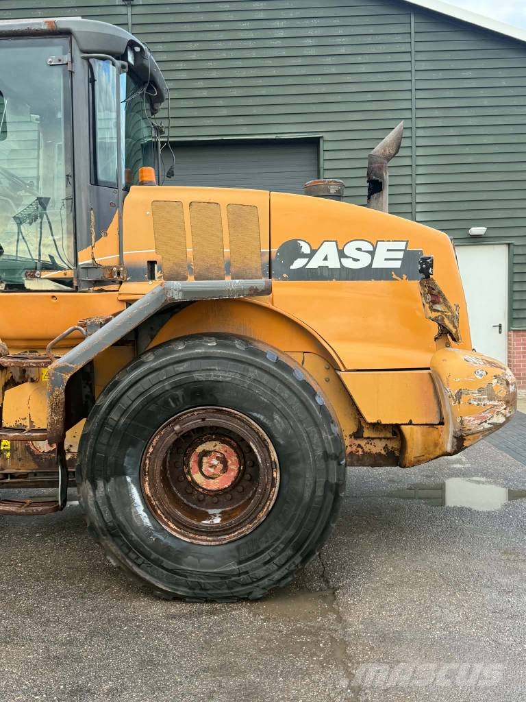 CASE 821 E لوادر بعجل