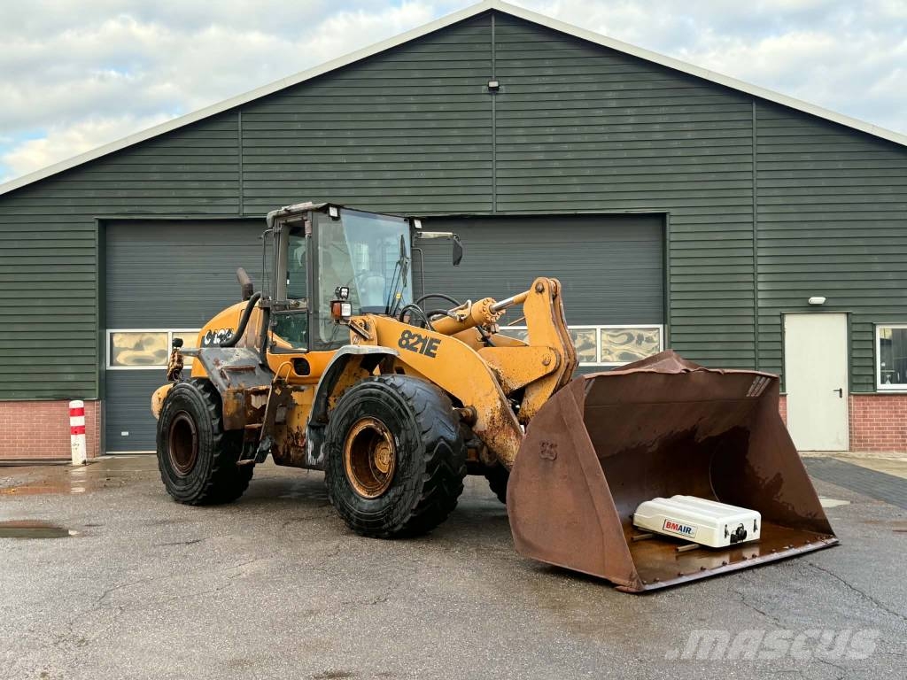 CASE 821 E لوادر بعجل
