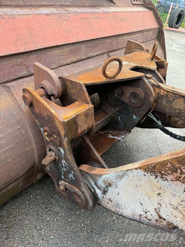 CASE 821 E لوادر بعجل