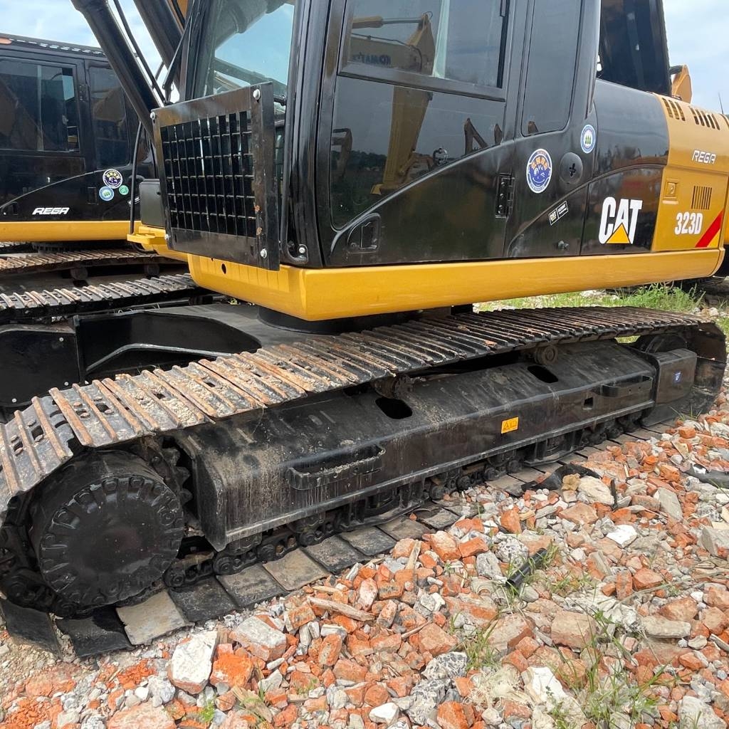 CAT 323D2L Гусеничні екскаватори