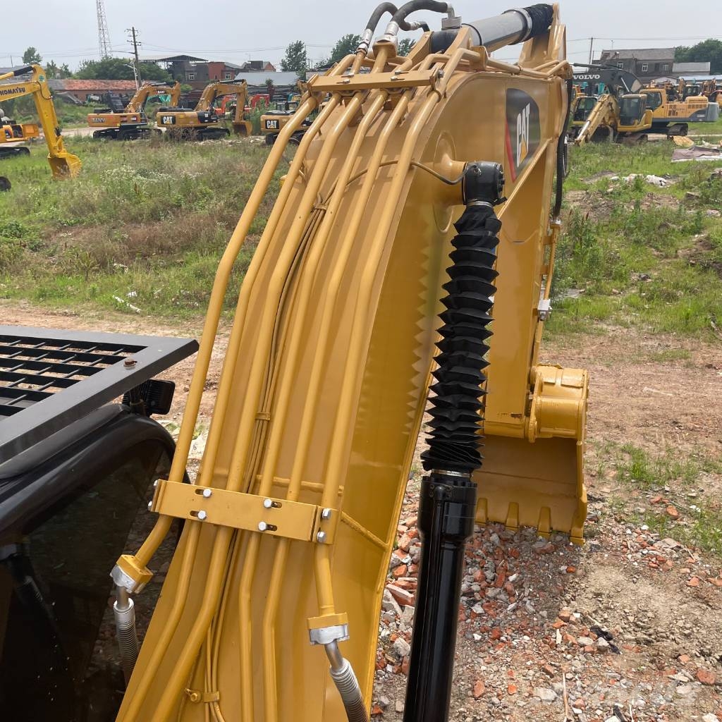 CAT 323D2L Гусеничні екскаватори