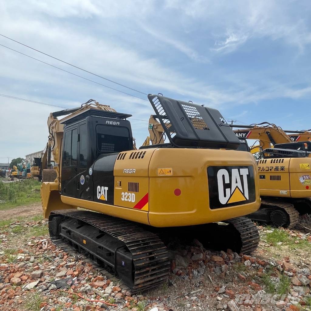CAT 323D2L Гусеничні екскаватори