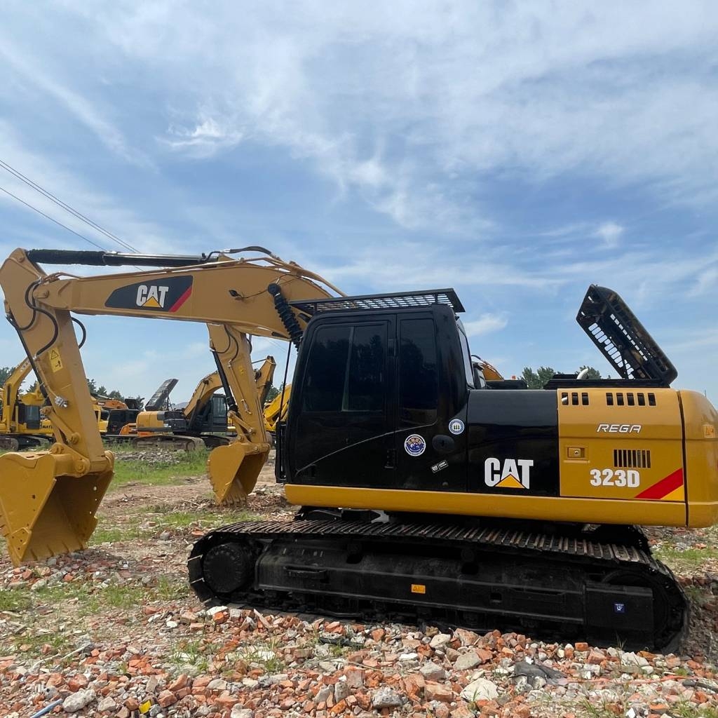 CAT 323D2L Гусеничні екскаватори