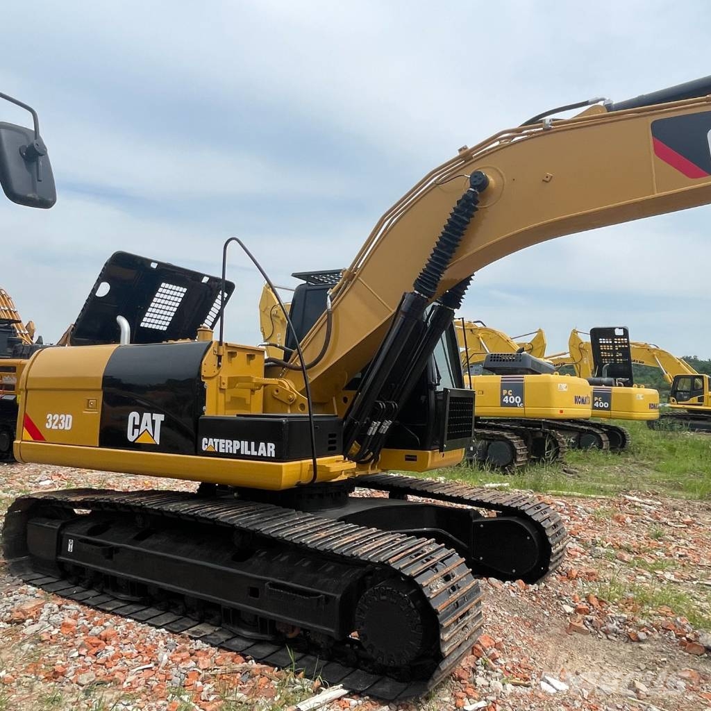 CAT 323D2L Гусеничні екскаватори