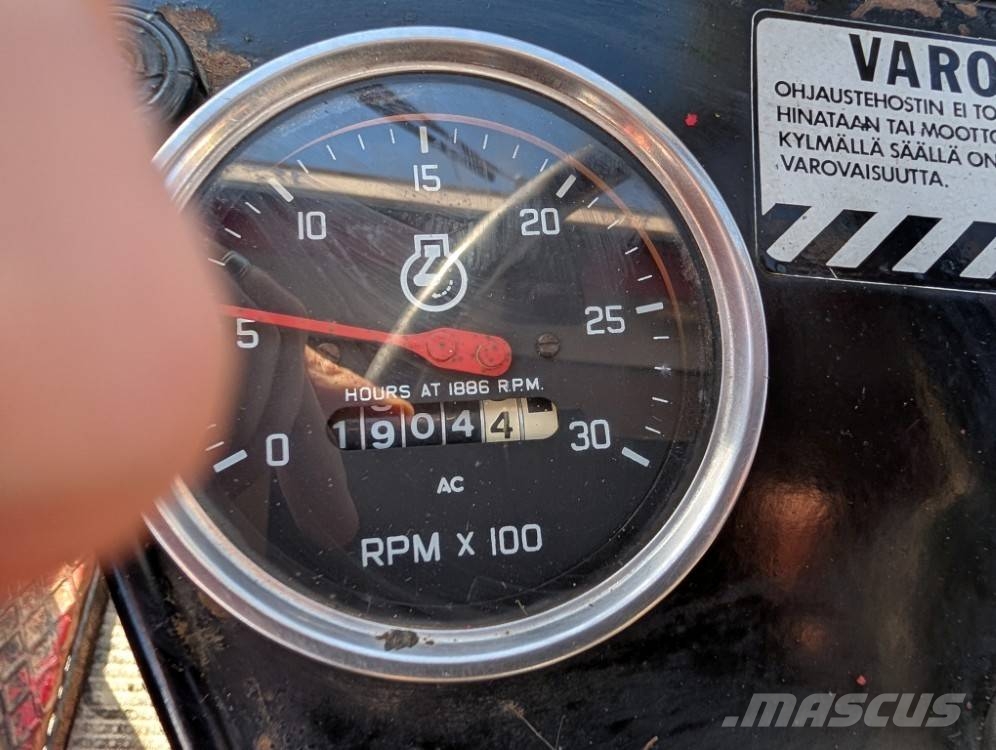 International 474, lämmin hytti, ohjaustehostin, kulkee 44 km/h Traktori