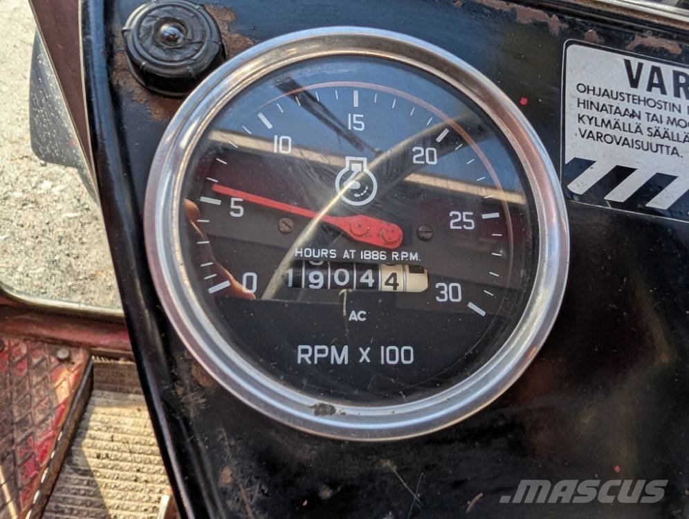 International 474, lämmin hytti, ohjaustehostin, kulkee 44 km/h Traktori