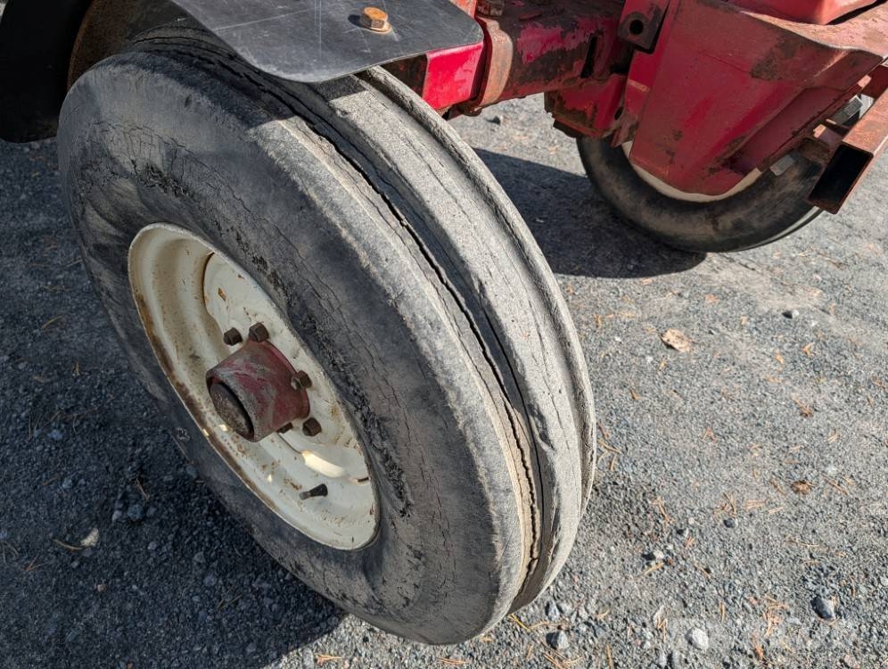 International 474, lämmin hytti, ohjaustehostin, kulkee 44 km/h Traktori