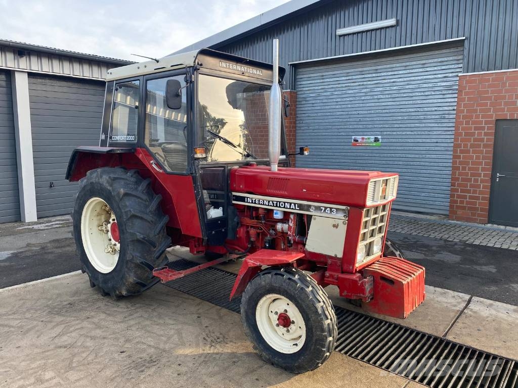 IHC 743 Traktorji