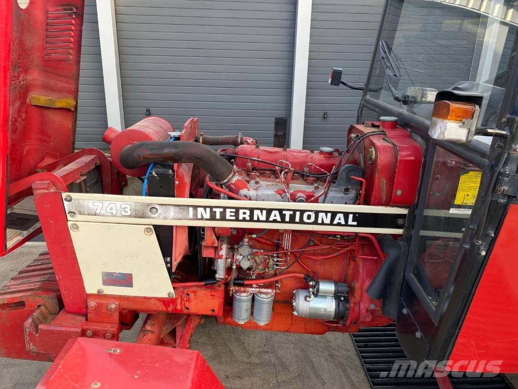 IHC 743 Traktorji