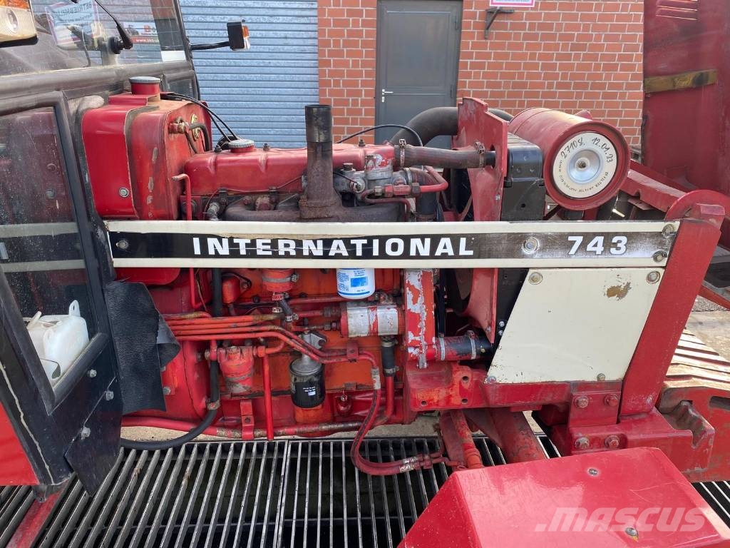 IHC 743 Traktorji
