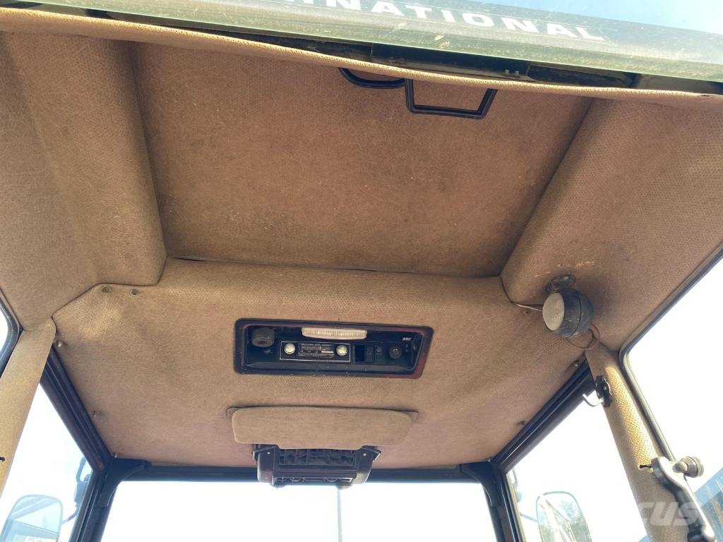 IHC 743 Traktorji