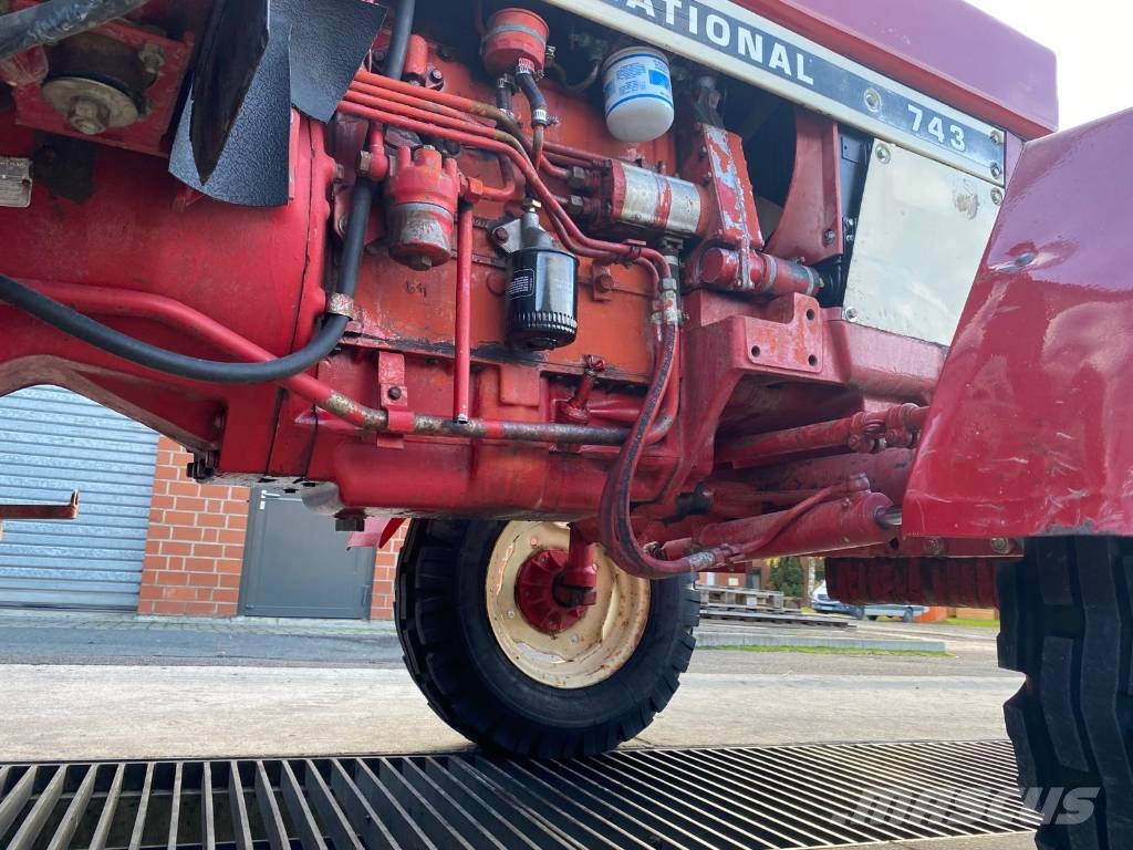 IHC 743 Traktorit