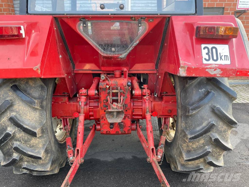IHC 743 Traktorji