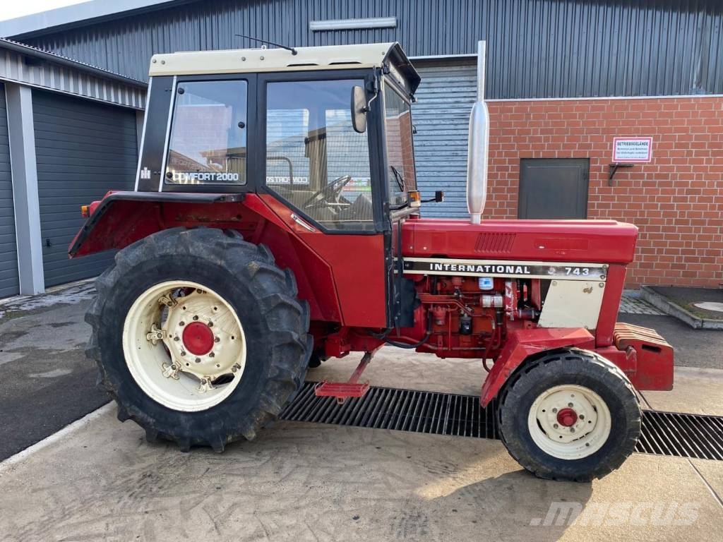 IHC 743 Traktorji