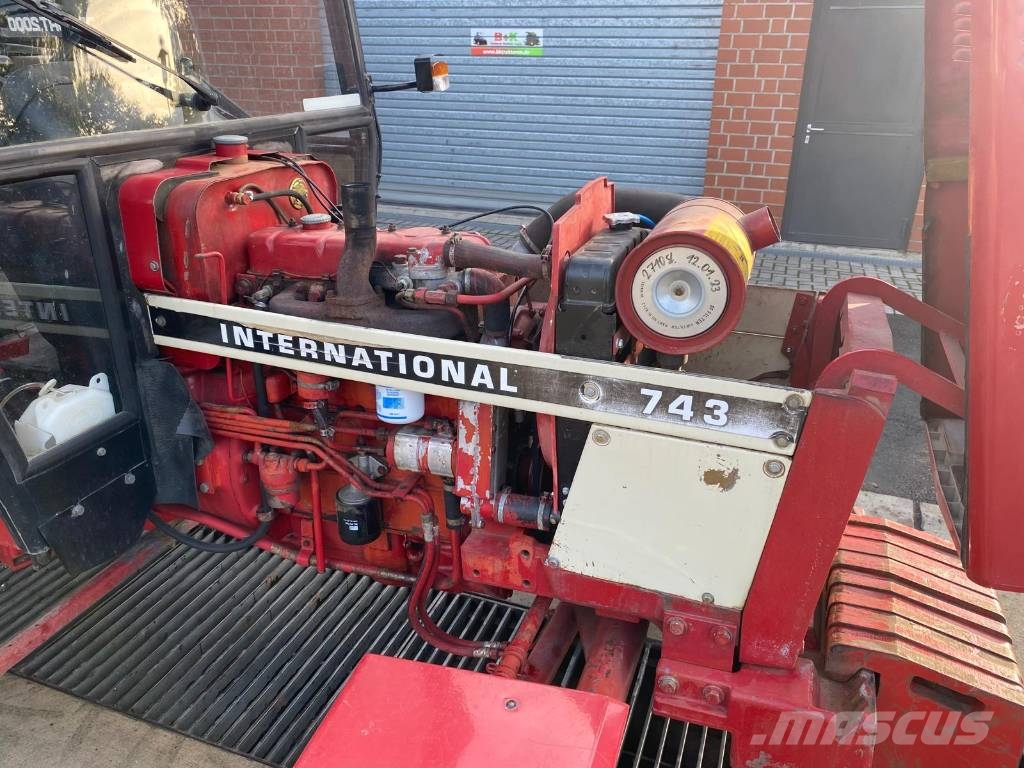 IHC 743 Traktorji