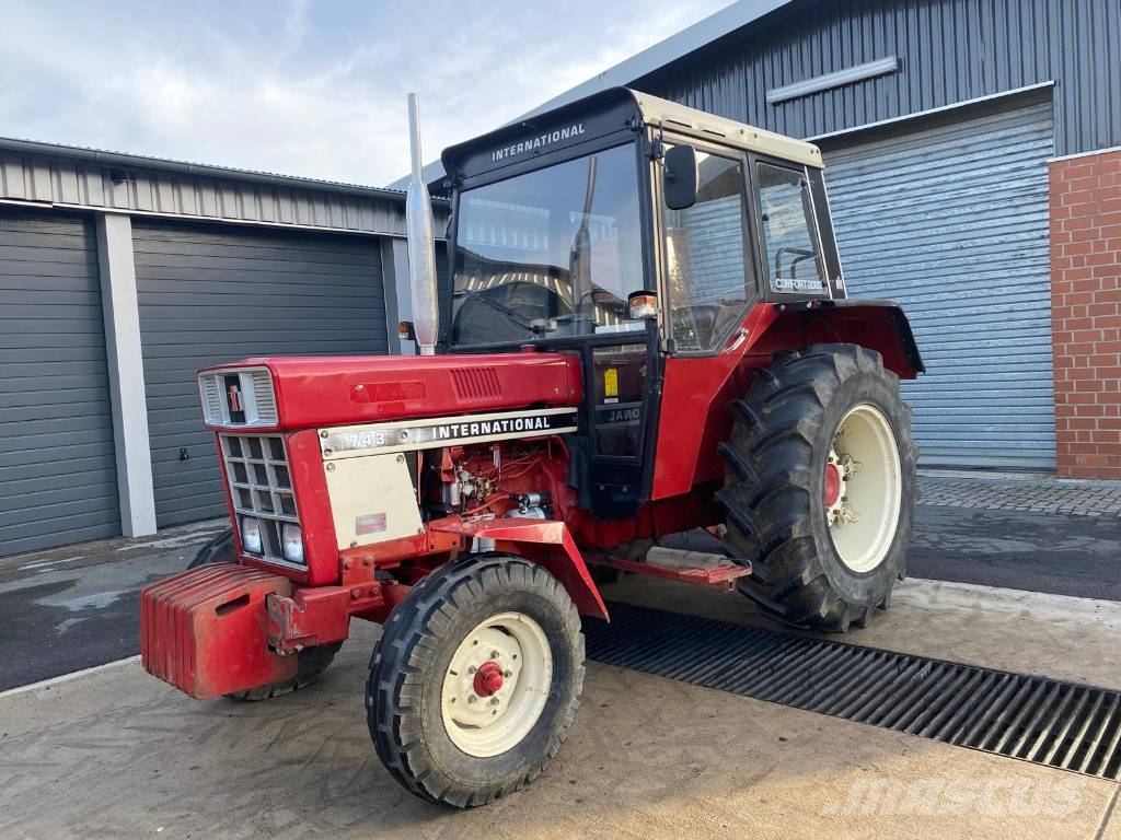 IHC 743 Traktorji
