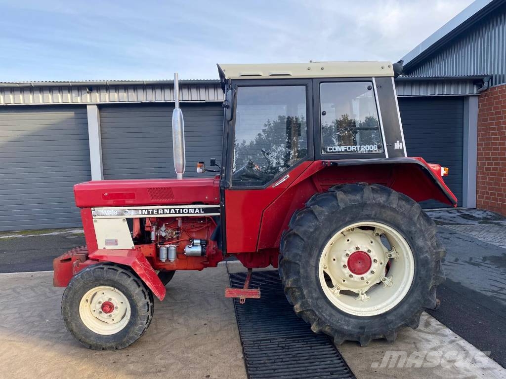 IHC 743 Traktorji