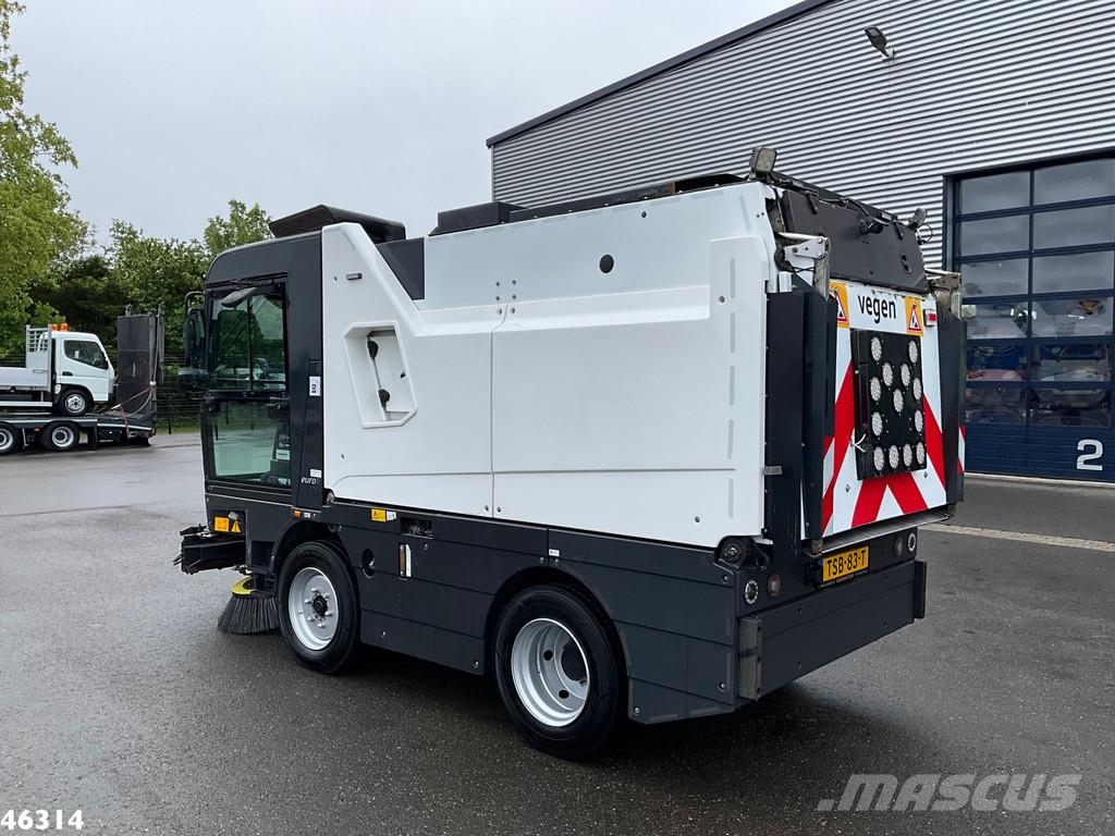 Schmidt Compact 400 Euro 6 with 3-rd brush Veegwagens