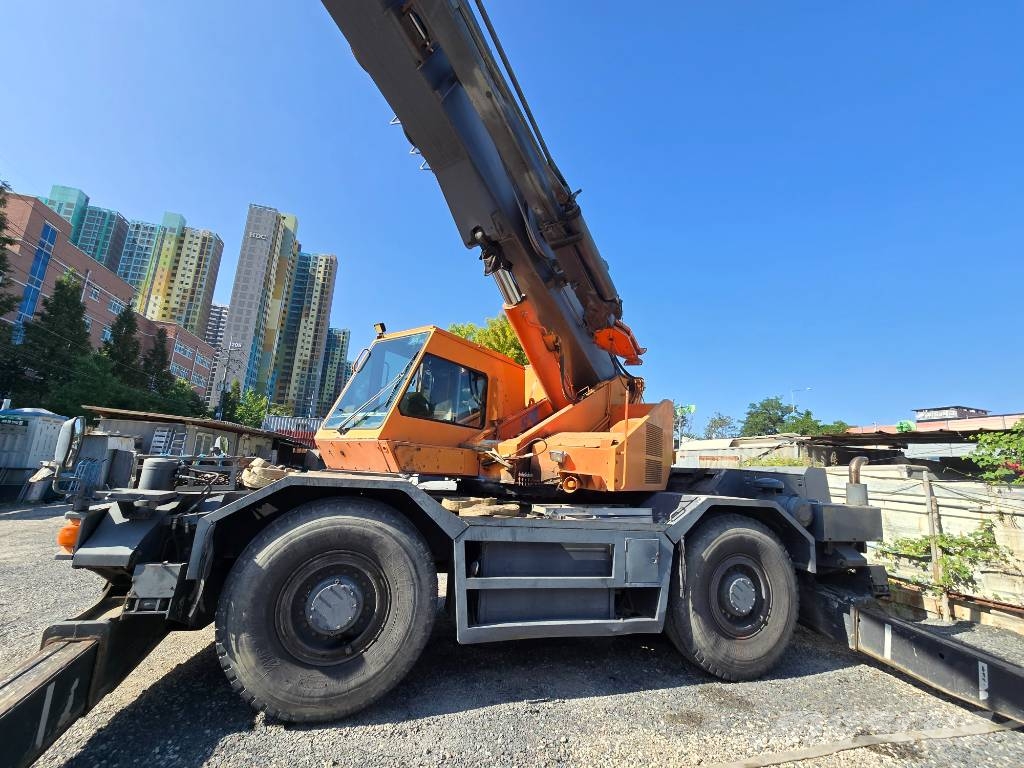 Komatsu LW 250-3 越野起重機