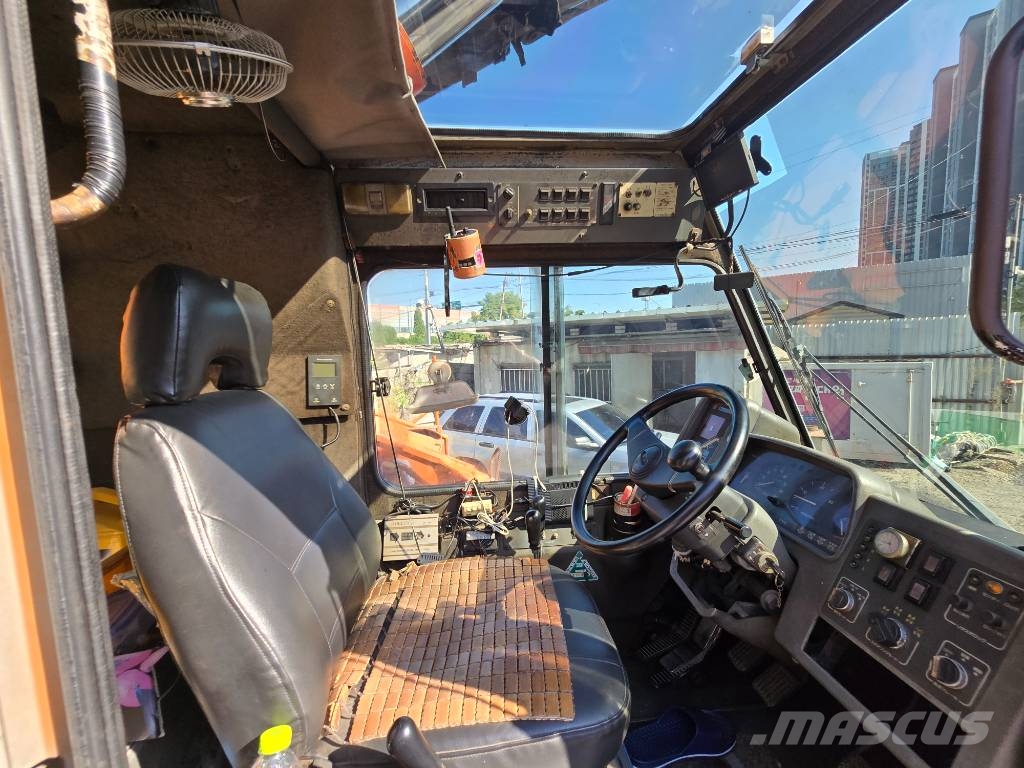 Komatsu LW 250-3 越野起重機
