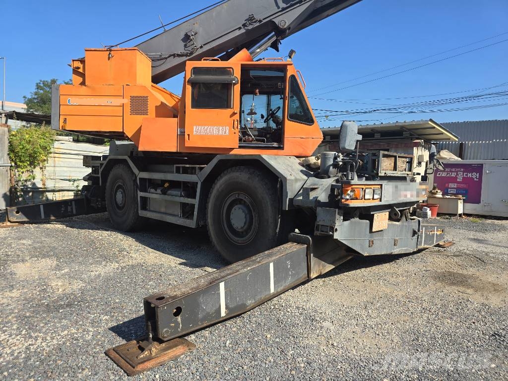 Komatsu LW 250-3 越野起重機
