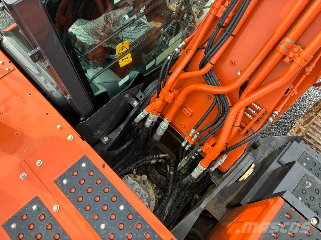 Hitachi ZX 300 LC-7 Kāpurķēžu ekskavatori