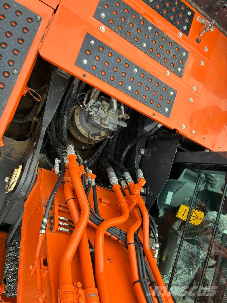 Hitachi ZX 300 LC-7 Kāpurķēžu ekskavatori