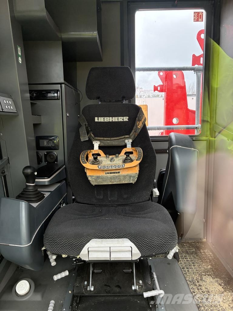 Liebherr 240 EC-B 10 Fibre 塔式起重機