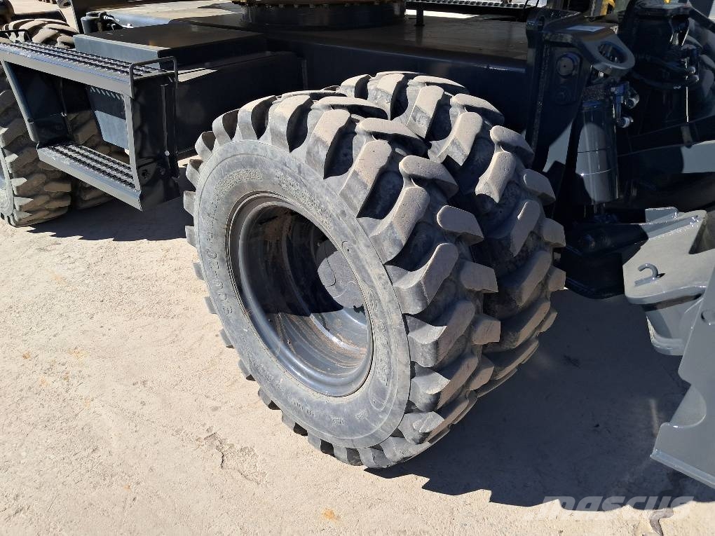 Komatsu PW138MR-11E0 حفارات بعجل