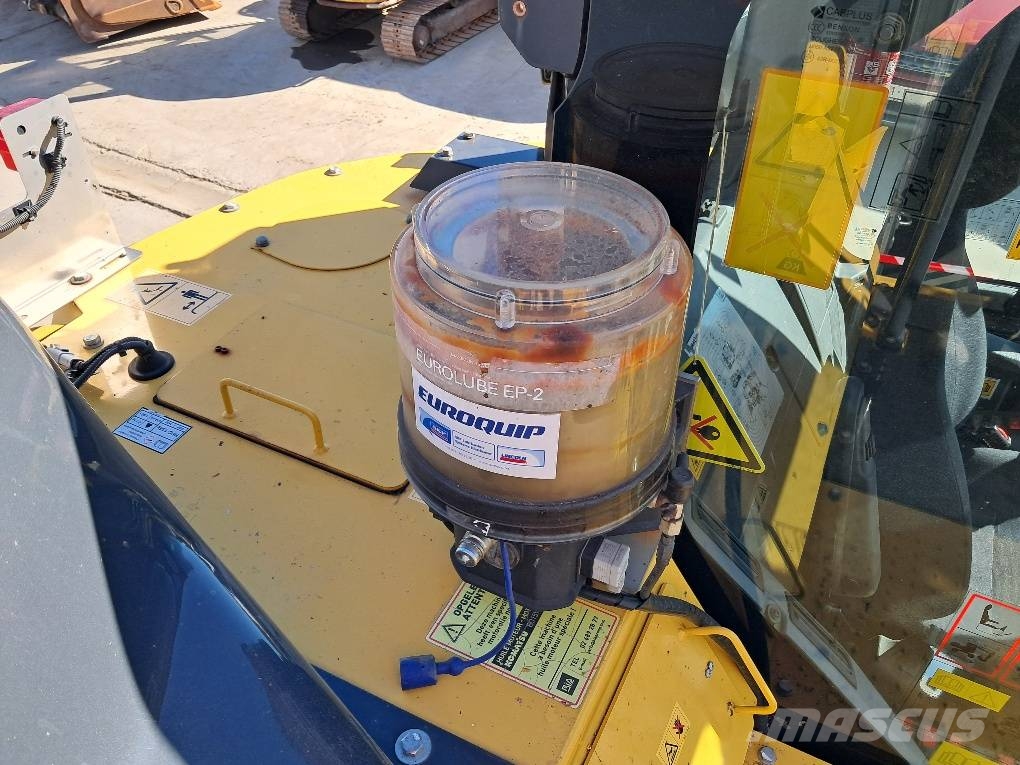 Komatsu PW138MR-11E0 حفارات بعجل