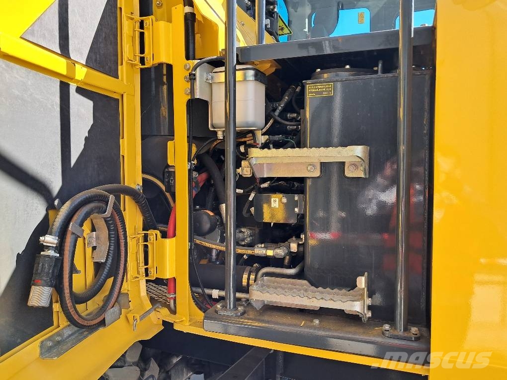 Komatsu PW138MR-11E0 حفارات بعجل
