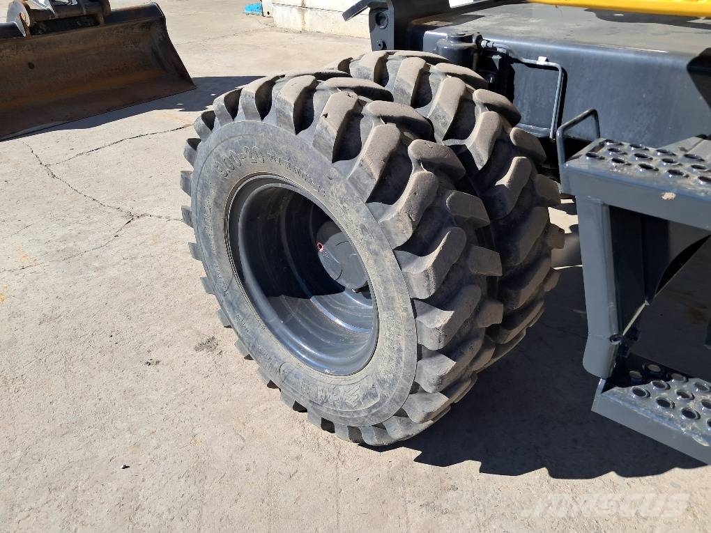 Komatsu PW138MR-11E0 حفارات بعجل