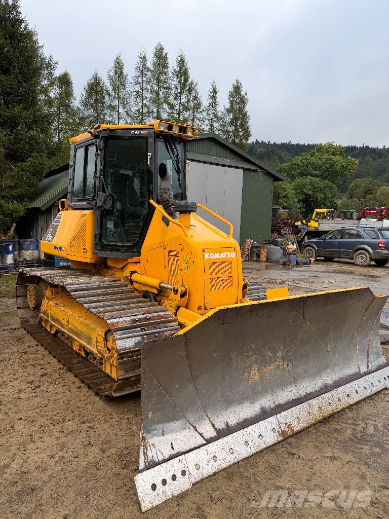 Komatsu D 51 PX بلدوزرات مجنزرة