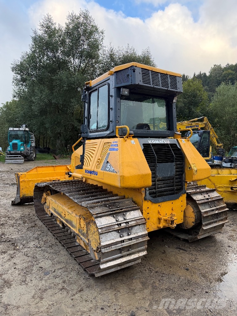 Komatsu D 51 PX بلدوزرات مجنزرة