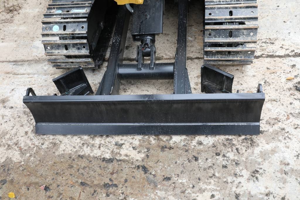 CAT 302 Mini kotrók < 7t