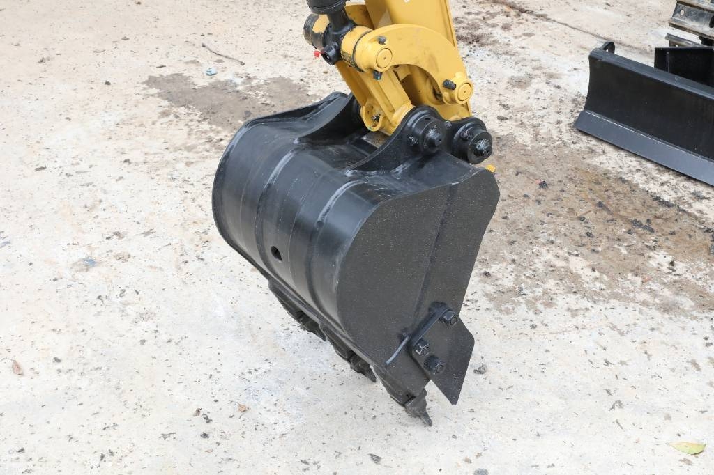 CAT 302 Mini kotrók < 7t