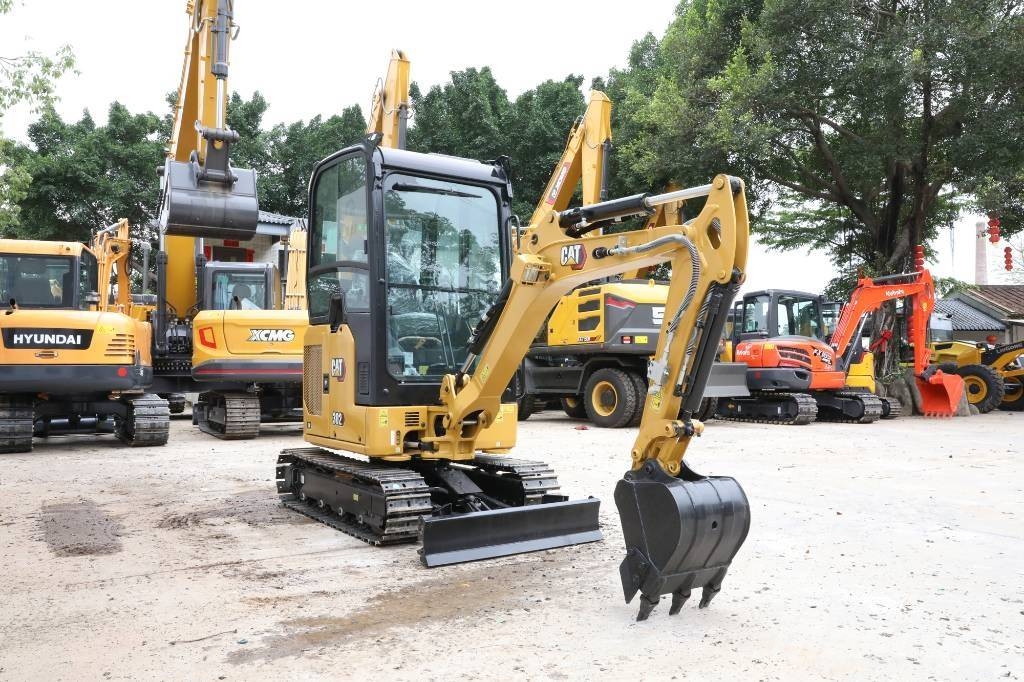 CAT 302 Mini kotrók < 7t
