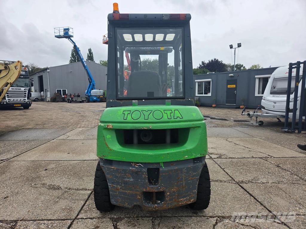 Toyota 02-7FD F30 met triplo 4.30m mast Dizel forkliftler