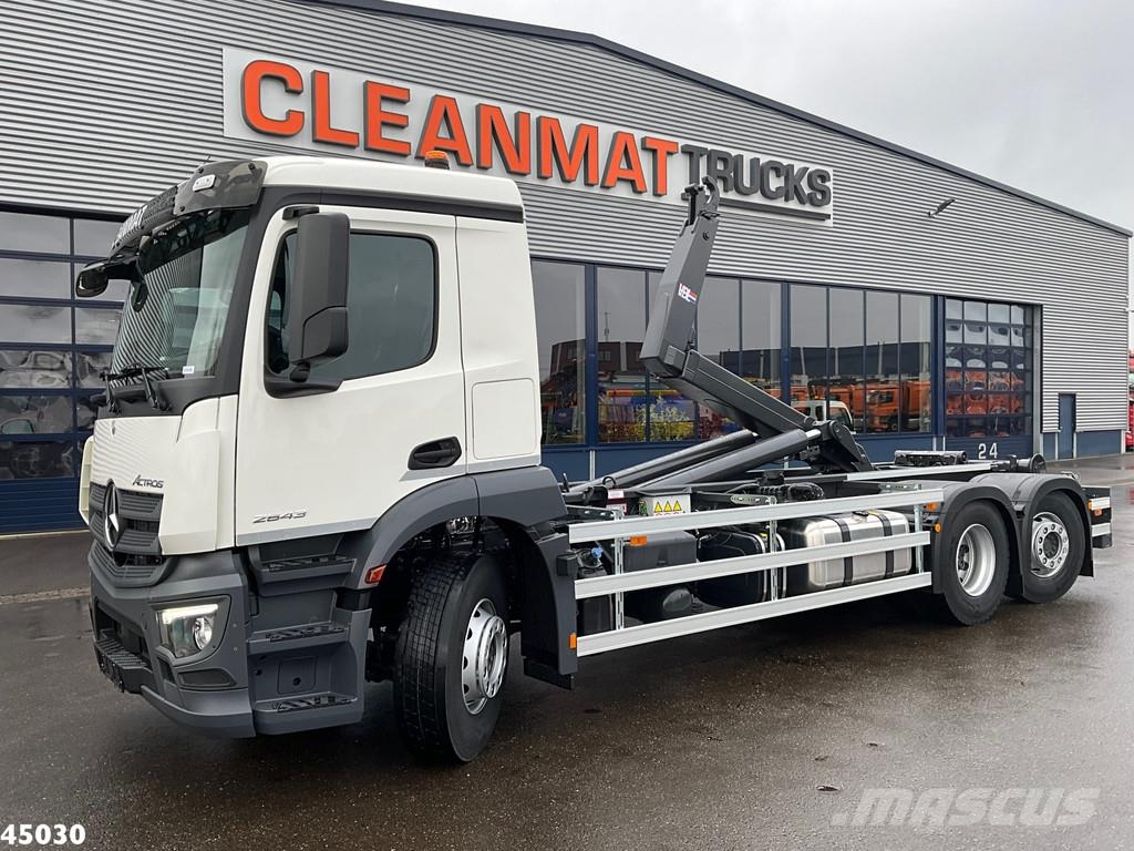 Mercedes-Benz Actros 2643 VDL 21 Ton haakarmsysteem Камиони с кран с кука