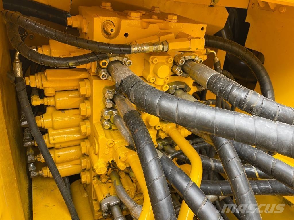 Komatsu PC 210 대형 굴삭기 29톤 이상