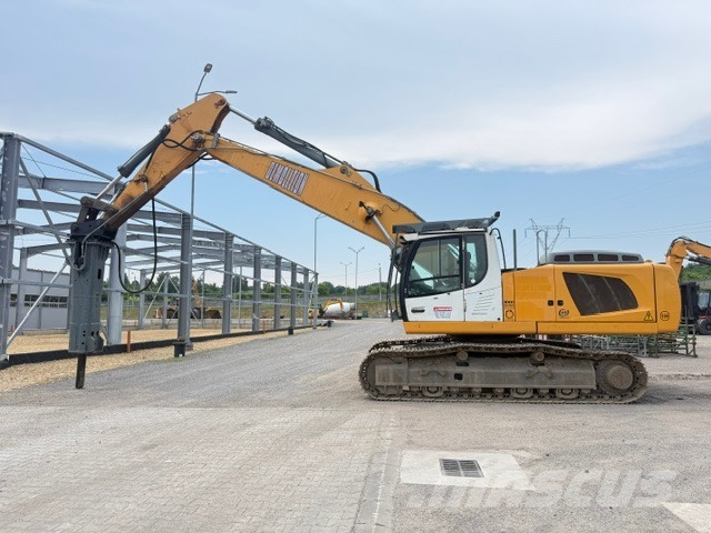 Liebherr R 946 with hammer Sloopgraafmachines